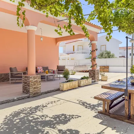 #373 Charming 3br With Spacious Garden & Bbq Holiday home Albufeira