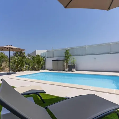 Holiday home #373 Charming 3br With Spacious Garden & Bbq *