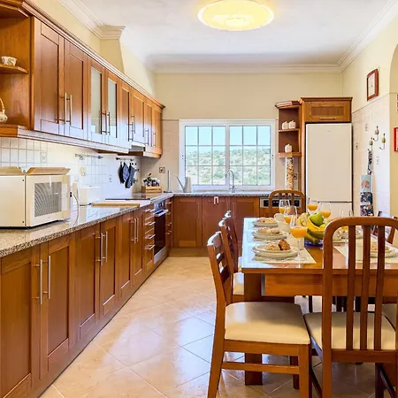 #373 Charming 3br With Spacious Garden & Bbq *