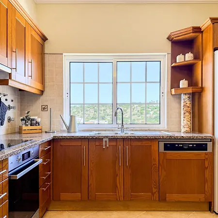 #373 Charming 3br With Spacious Garden & Bbq Holiday home *
