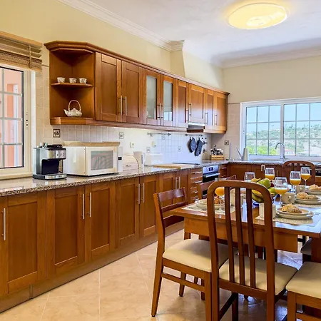 Holiday home #373 Charming 3br With Spacious Garden & Bbq
