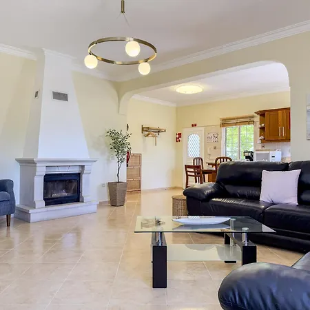 #373 Charming 3br With Spacious Garden & Bbq Holiday home