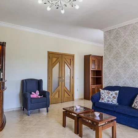 #373 Charming 3br With Spacious Garden & Bbq Holiday home *