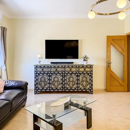 #373 Charming 3br With Spacious Garden & Bbq 度假居 *